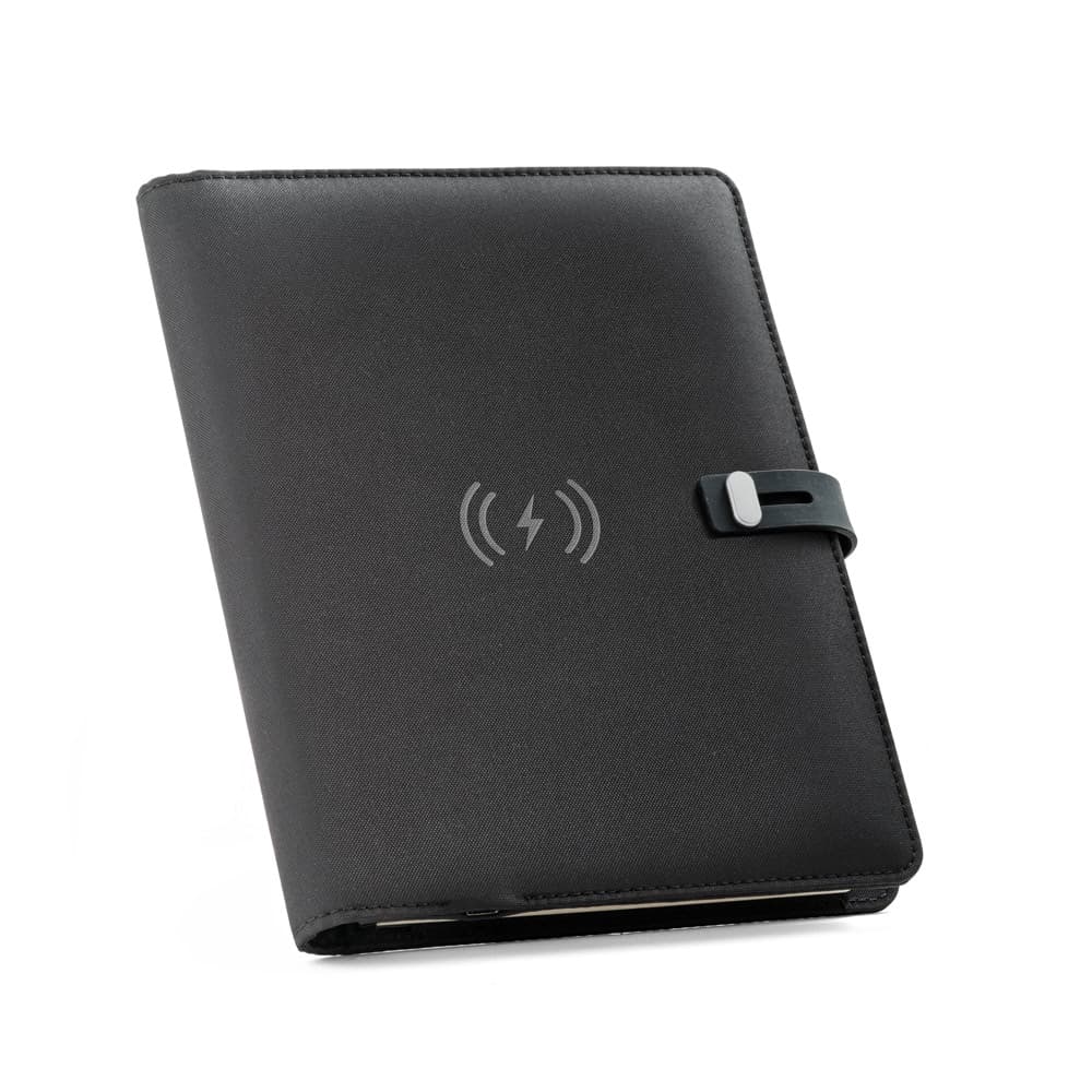 ELEVATE A5 FOLDER. Pasta A5 em 300D poliéster 100% reciclado com carregador por indução embutido (5'000 mAh) e bloco com páginas pautadas Code.: 53581